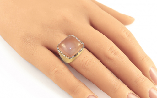 Ring mit rosa Quarzit und Brillanten - IZBR136 - am Modell
