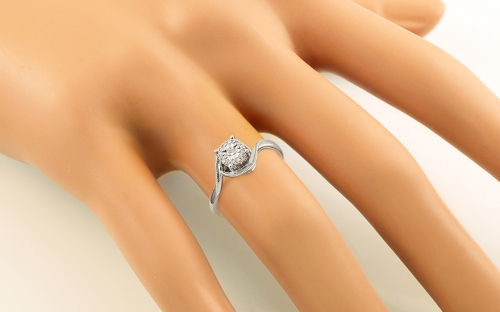 Verlobungsring aus Weißgold mit Diamanten 0,090 ct Shenna - IZBR388A - am Modell